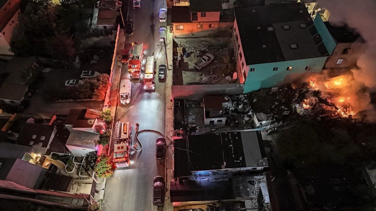 Incendio consume vivienda de la colonia Independencia; bomberos evitaron propagación a departamentos