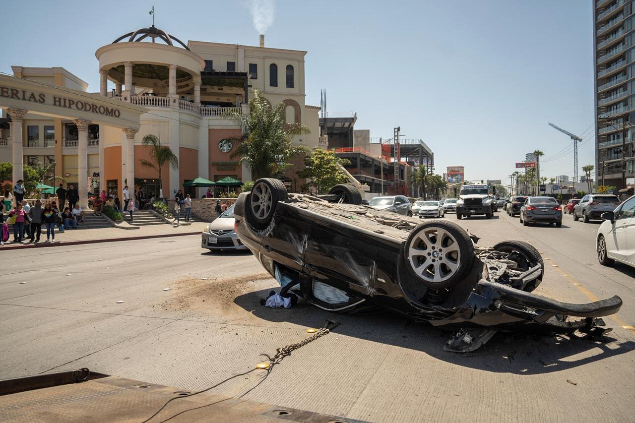 Choque múltiple termina en volcadura en el bulevar Díaz Ordaz